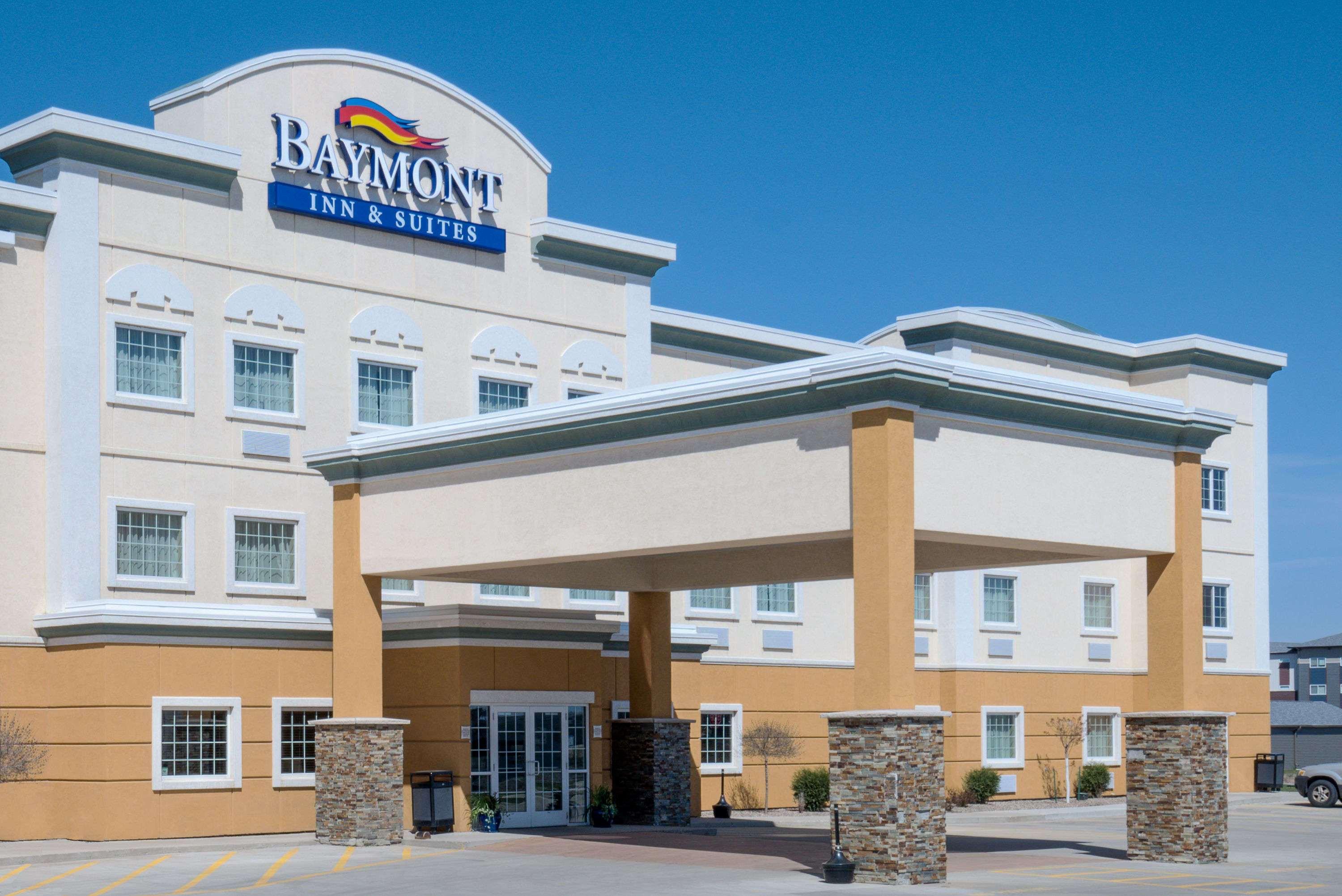 Baymont By Wyndham Minot Hotel Exterior photo